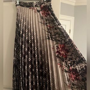 Carlucci Maxi Pleated Skirt Floral and Geometrical